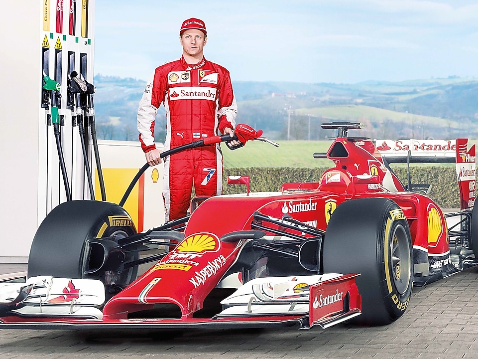 Ferrari F1 Fahrer befüllt sein Auto mit Shell Helix Ultra Öl