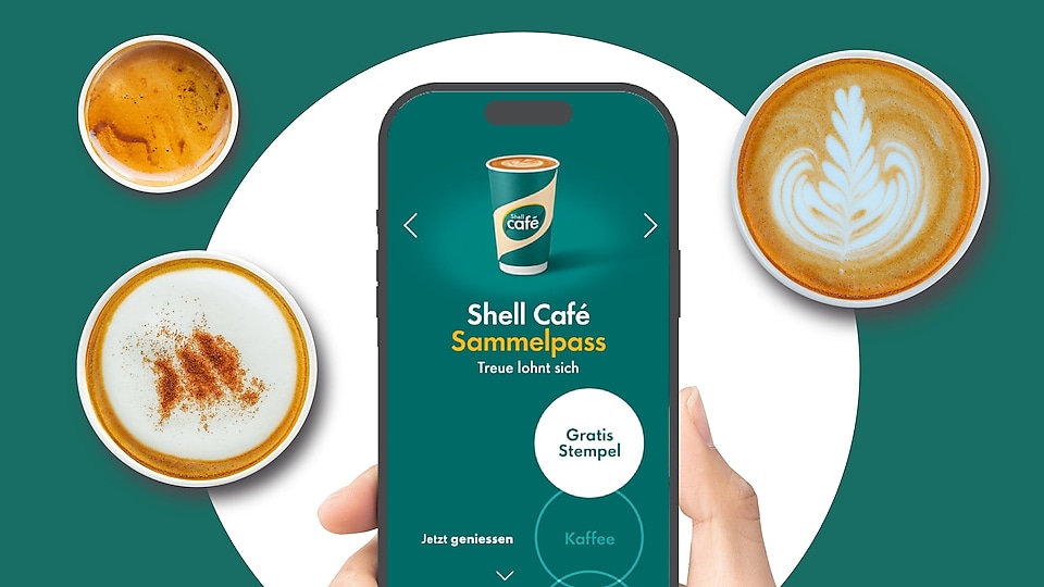 Ein Handy, das den Shell Café Sammelpass zeigt, wird von einer Hand gehalten, im Hintergrund sind Kaffee in Tassen von oben zu sehen