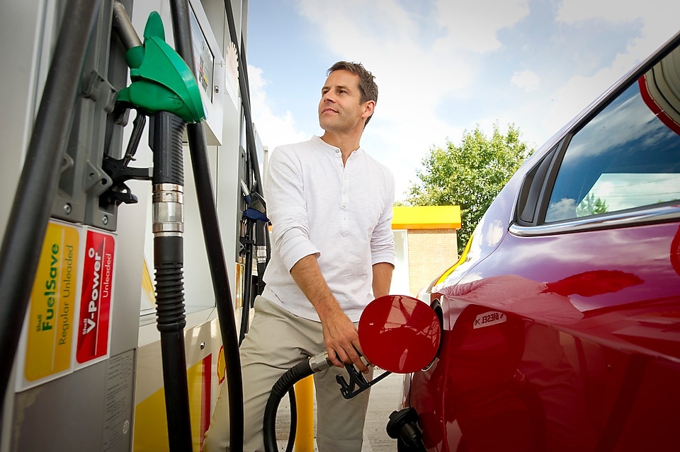 Un client fait le plein de sa voiture avec du carburant Shell
