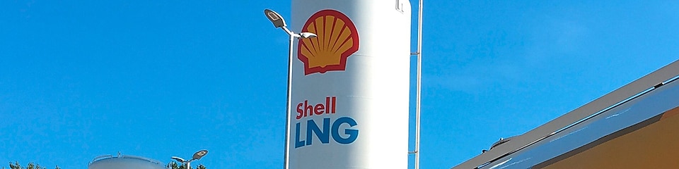 Camion-citerne Shell à une station de GNL Shell