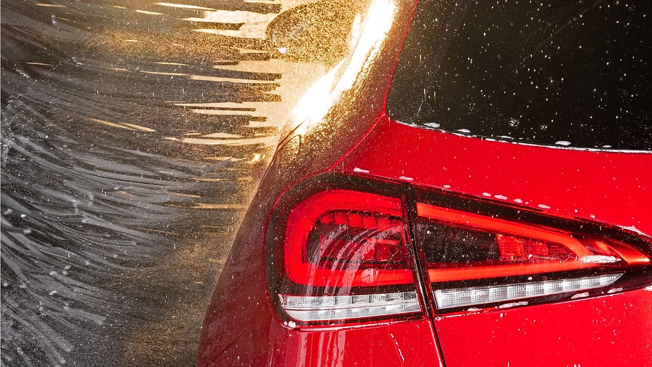 Gros plan sur une voiture rouge dans une station de lavage Shell Car Wash