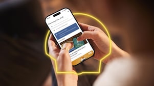 Une femme tient un téléphone avec l’application Shell ouverte et consulte les offres actuelles.
