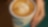 Barista schenkt Milchkaffee in einen Shell Café Becher ein