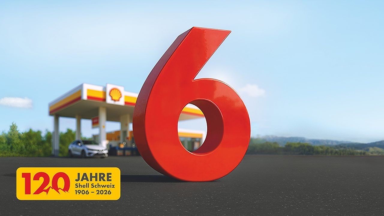 Große rote Zahl 6 vor einer Shell Tankstelle – Visual zur 6-Rappen-pro-Liter-Sparen-Aktion auf Kraftstoffe.