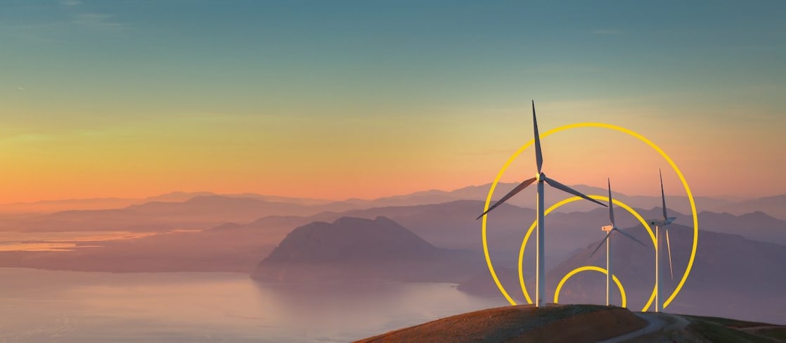 Hügelige Landschaft mit Windrädern in der Morgendämmerung