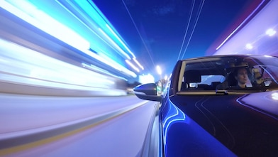 Blau glänzendes Auto bei Nacht