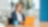 Eine Person im Rollstuhl, die in einem Büro an einem Laptop arbeitet