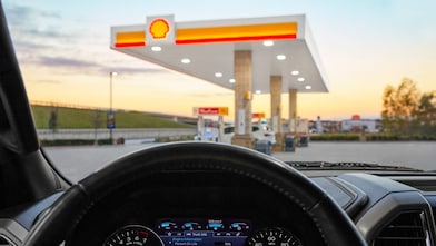 Person neben einer Shell Recharge Ladestation