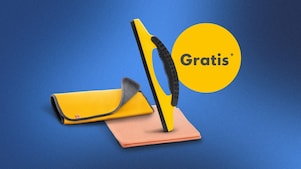 Gratis Artikel zur Autopflege mit Pflegetüchern und Scheibenabzieher präsentiert auf blauem Hintergrund