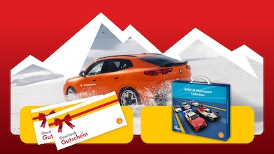 Ein orangefarbener BMW fährt durch eine schneebedeckte Berglandschaft, die durch weiße Bergumrisse auf einem roten Hintergrund eingerahmt ist. Im Vordergrund sind Shell Geschenkgutscheine und die „BMW M Motorsport Collection” Modellauto-Box zu sehen