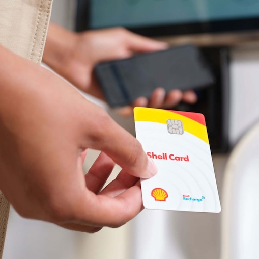 Shell Card in einer Hand