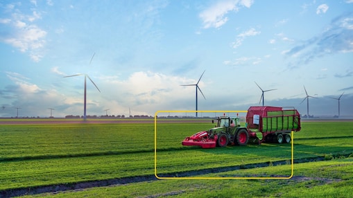 Verlängerter in einem Shell Café Porzellanbecher auf einem Holztisch