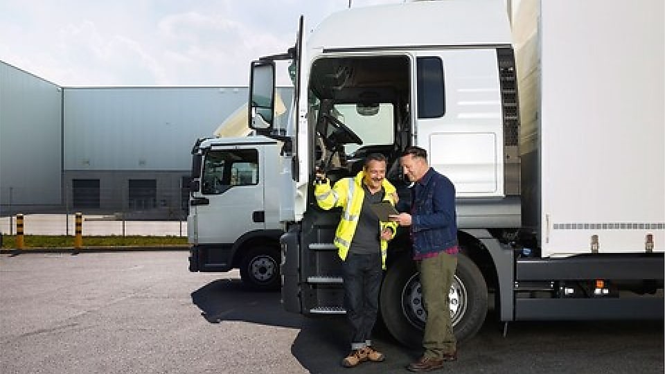 Foto eines LKW-Fuhrparkservices von Shell, der mit der Tankkarte genutzt werden kann