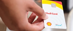 Eine Person hält eine Shell Card in die Kamera.