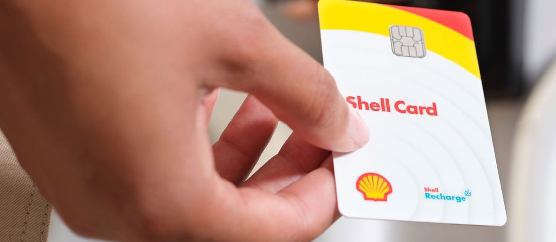 Eine Person hält eine Shell Card in die Kamera.