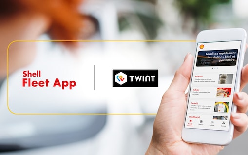 Eine Frau blickt auf ihr Smartphone mit der Shell Fleet App.