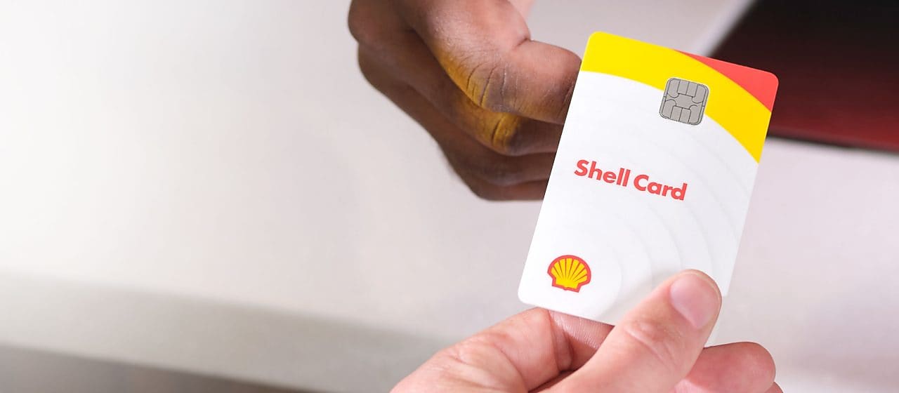 Die Shell Card wird an der Theke übergeben.
