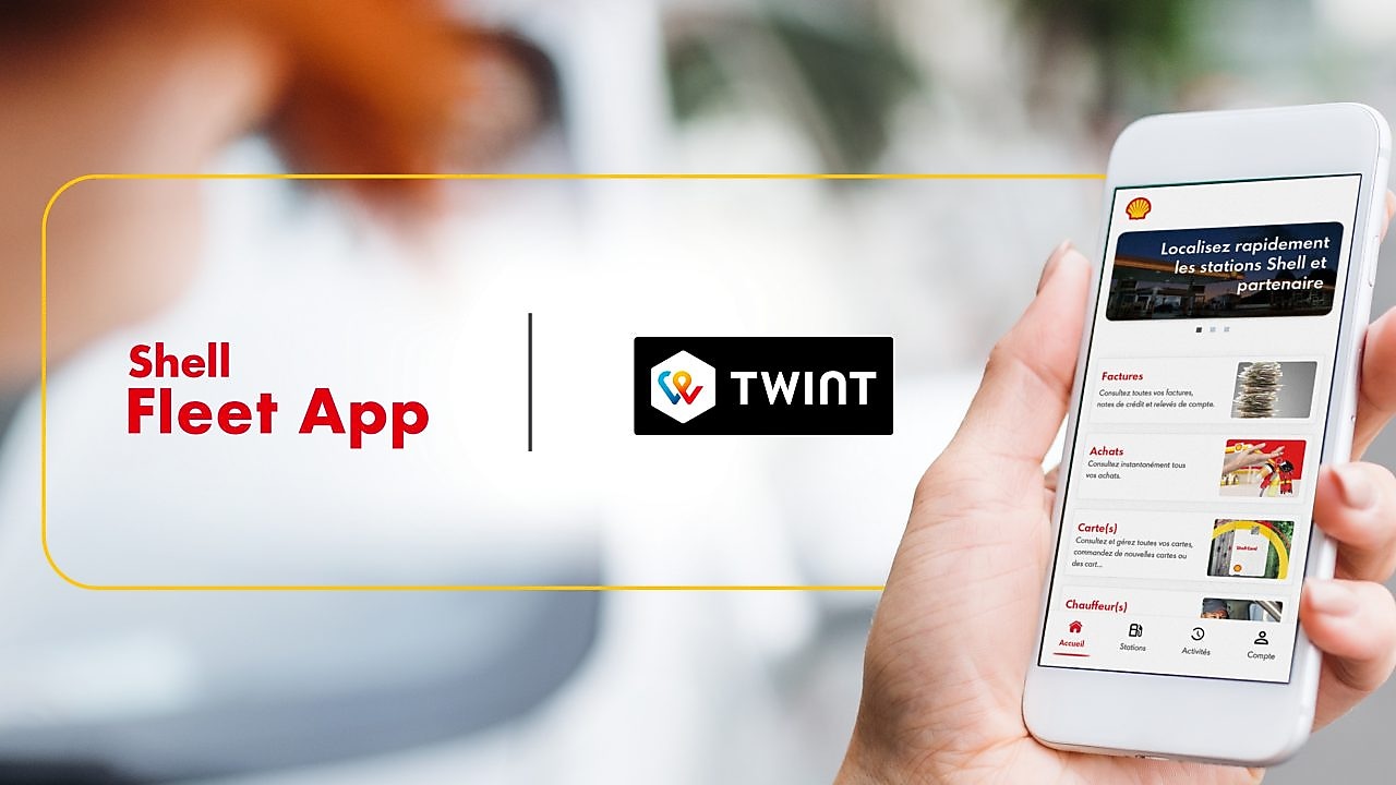 Eine Frau blickt auf ihr Smartphone mit der Shell Fleet App. Textaufschrift: Shell Fleet App und TWINT