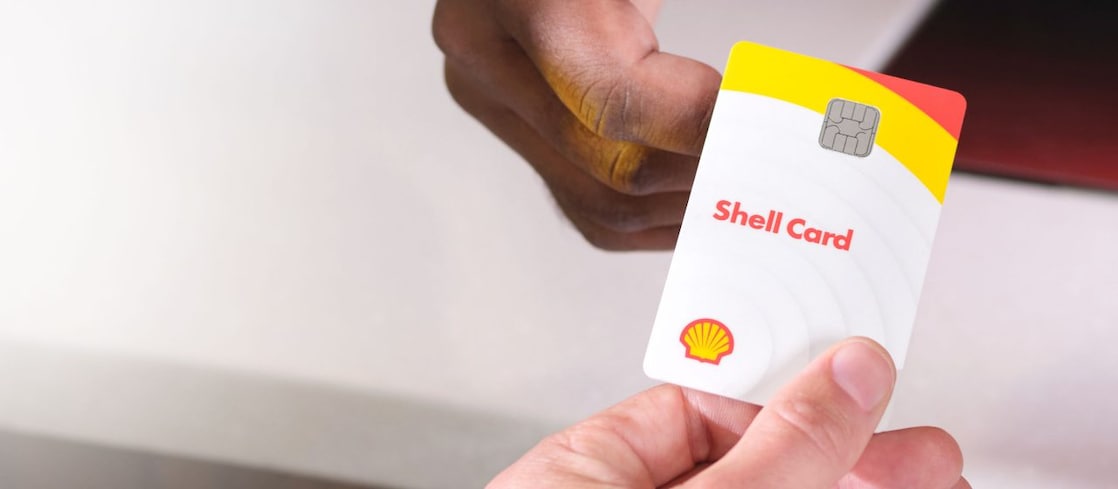 Die Shell Card wird an der Theke übergeben.
