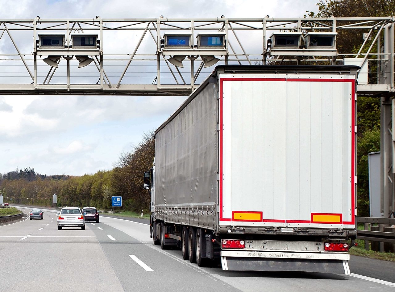 Eine Toll Collect Mautbrücke auf einer befahrenen deutschen Autobahn.