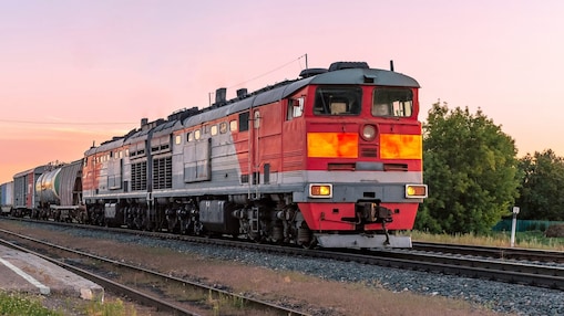 Ein Zug fährt an einem Bahnsteig vorbei.