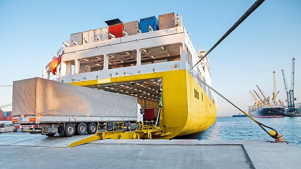 Eine Fähre, die mit einem Lkw beladen wird.