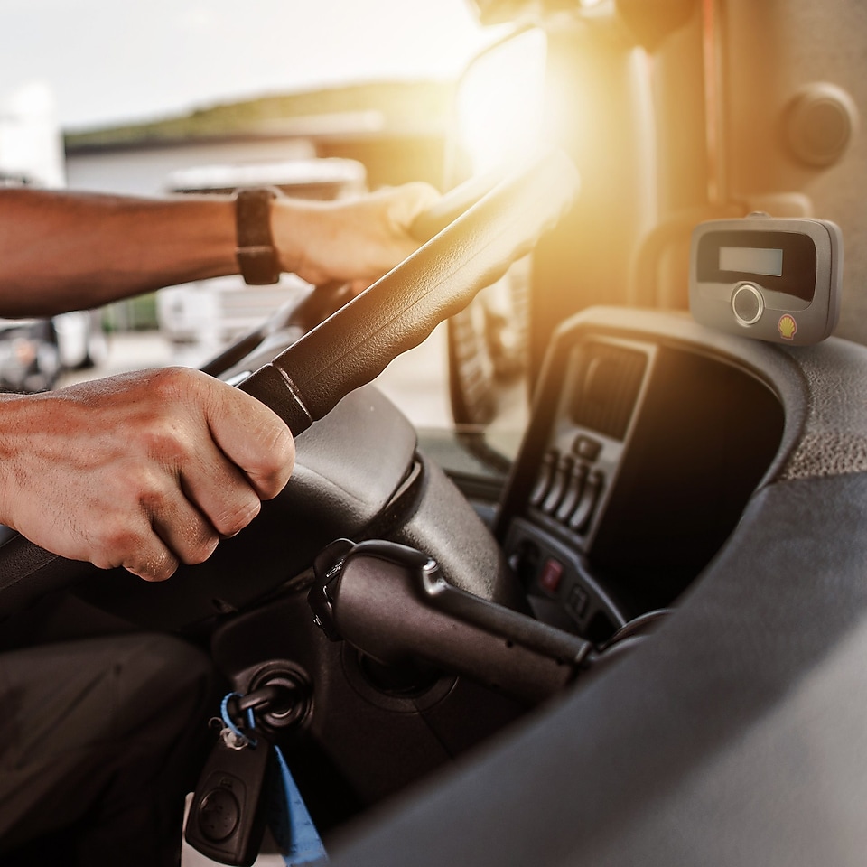 Im Cockpit eines Lkw steht eine Mautbox für die Shell EETS Lösung.