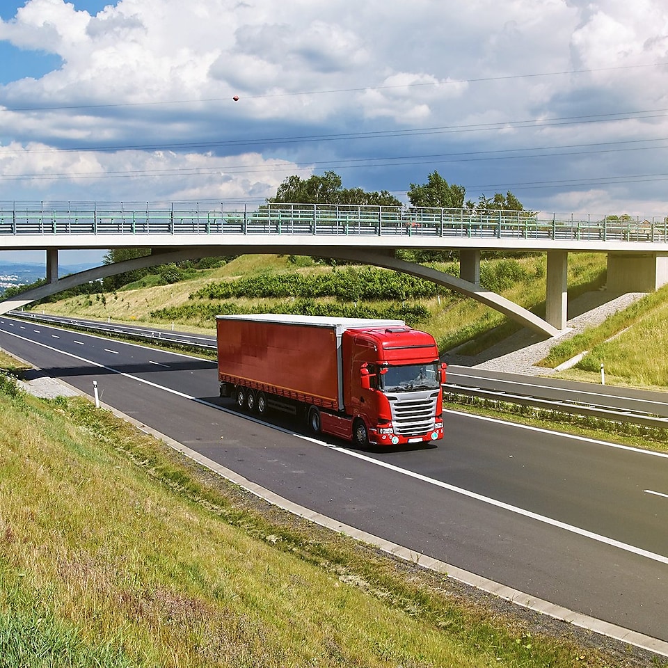 Ein Lkw fährt auf einer Autobahn.