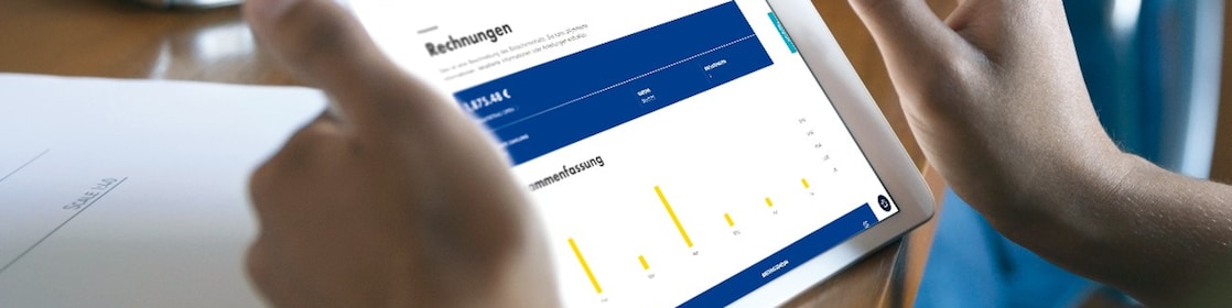 Jemand hält ein Tablet mit dem Shell Fleet Hub.