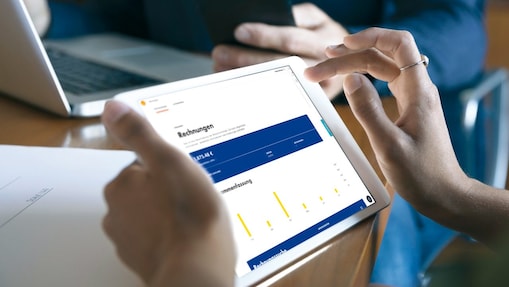 Jemand hält ein Tablet mit dem Shell Fleet Hub.
