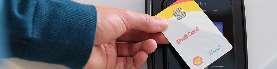 Die Shell Card wird an eine Ladesäulen gehalten.