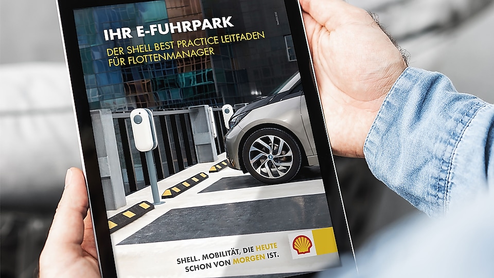 Das Shell Whitepaper "Ihr E-Fuhrpark: Der Shell Best Practice Leitfaden" auf einem Tablet.