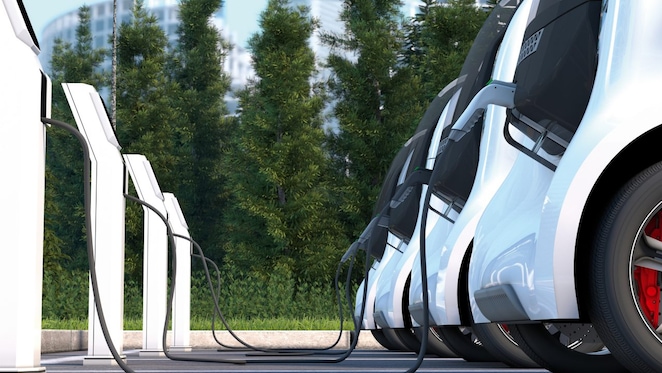 Mehrere E-Autos sind an Ladesäulen angeschlossen.