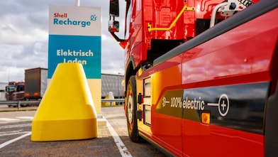 E-Lkw bei einer Shell Recharge Station