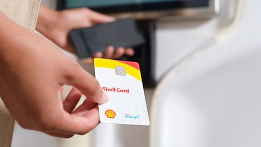 Die Shell Card wird über die Ladentheke gereicht.