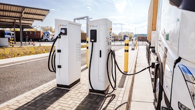 Ein E-Lkw lädt gerade an einem Shell Recharge Ladedepot.