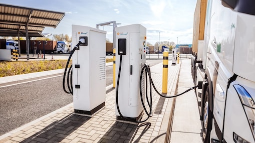 Ein E-Lkw lädt gerade an einem Shell Recharge Ladedepot.
