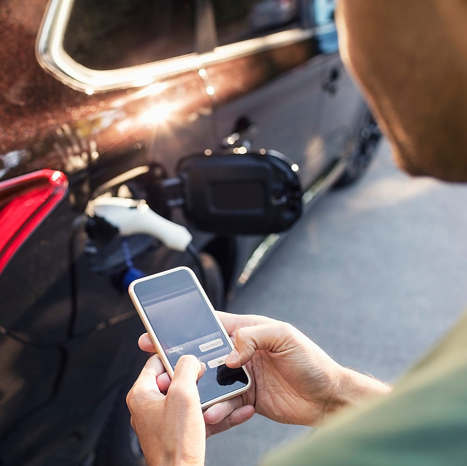 Suchen von verfügbaren Ladesäulen auf dem Smartphone mit der Shell Recharge App