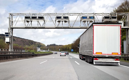 Ein Lkw fährt durch eine Mautstation