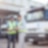 Zwei Fuhrpark-Mitarbeiter blicken vor einem Lkw auf ein Tablet.