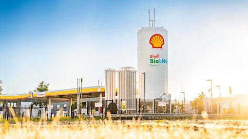 Ein Mann tankt LNG an einer Shell Station und trägt dabei eine Schutzausrüstung.