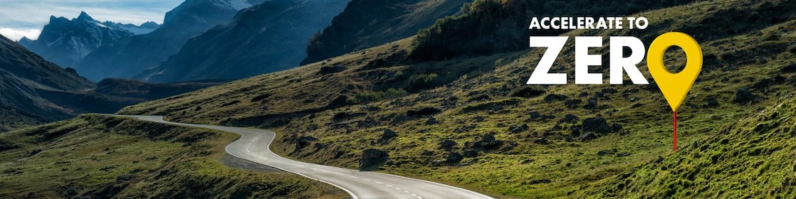Eine Straße führt durch eine Bergregion. Die Überschrift auf dem Bild: Accelerate to zero. 