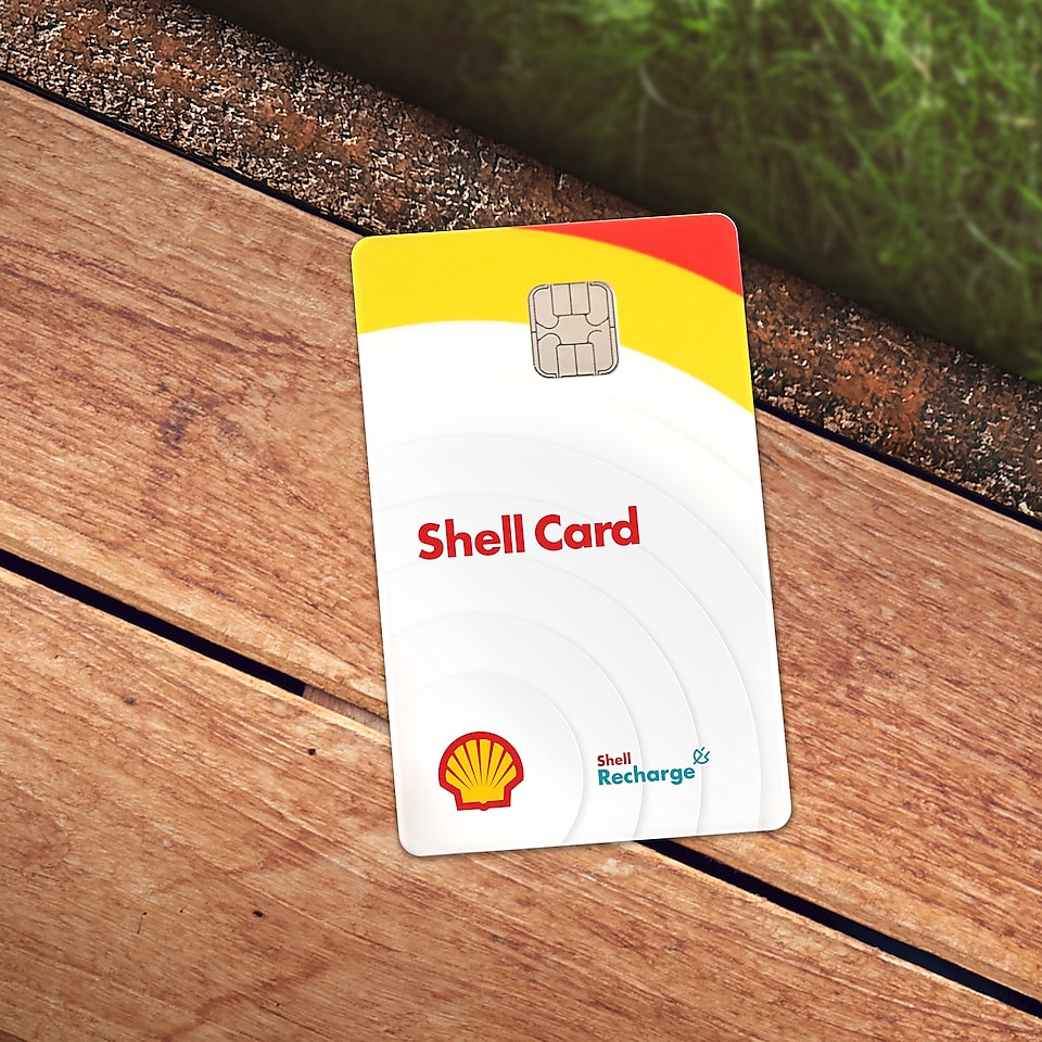 Eine Shell Card liegt auf einer Parkbank.