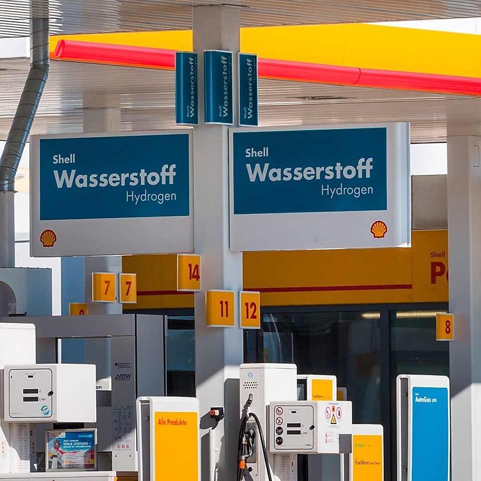 Eine Shell Station mit zwei Wasserstoff Hydrogen Zapfsäulen.