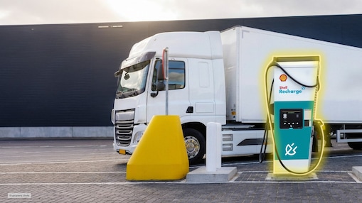 Ein Lkw steht hinter einer Shell Recharge Ladesäule.