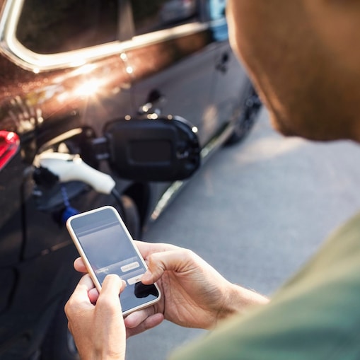 Suchen von verfügbaren Ladesäulen auf dem Smartphone mit der Shell Recharge App