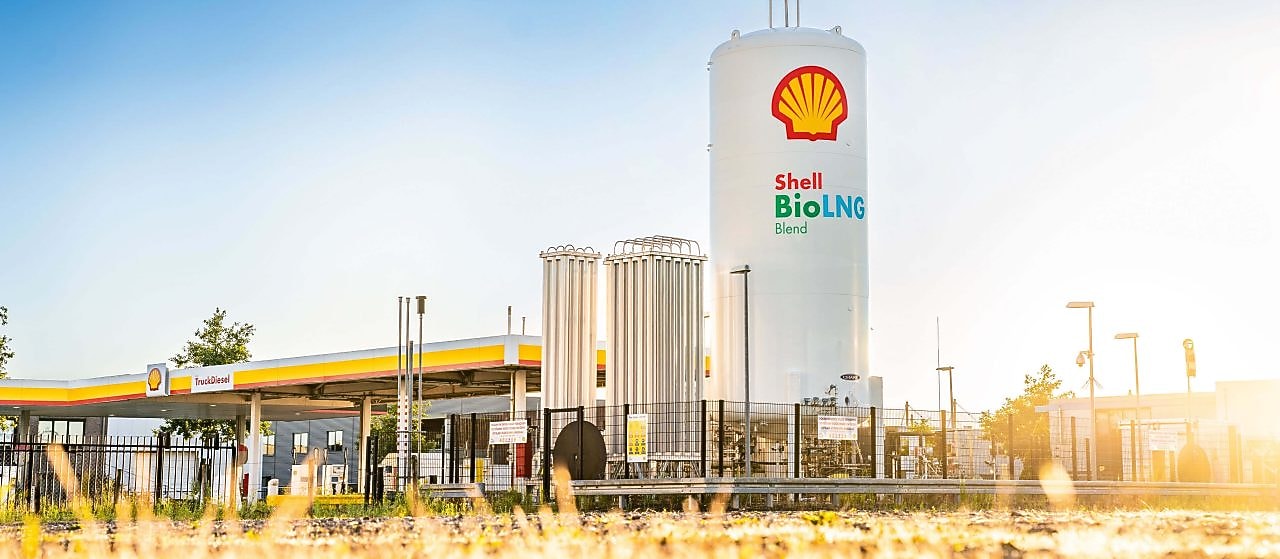 Ein Mann tankt LNG an einer Shell Station und trägt dabei eine Schutzausrüstung.