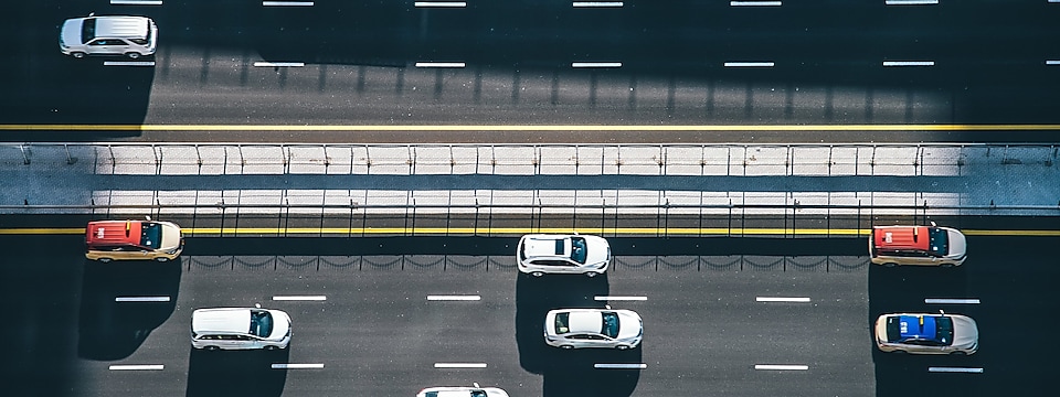 Foto von PKW und Transportern beim Fahren auf der Autobahn