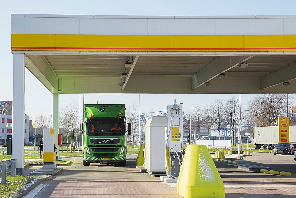 Grüner Lkw an einer LNG-Tankstelle