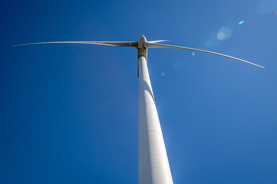 Windturbinen mit blauem Himmel im Hintegrund